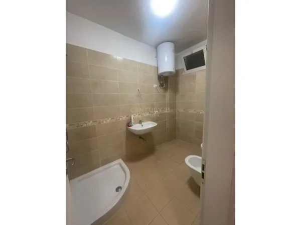 Tirane, jepet me qera apartament 2+1+Aneks+Ballkon Kati 3, 120 m² 700 € (KINOSTUDIO)