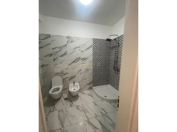 Tirane, jepet me qera apartament 2+1+Aneks+Ballkon Kati 3, 120 m² 700 € (KINOSTUDIO)