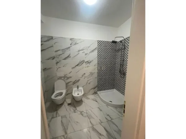 Tirane, jepet me qera apartament 2+1+Aneks+Ballkon Kati 3, 120 m² 700 € (KINOSTUDIO)