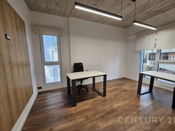 Tirane, jepet me qera zyre Kati 3, 170 m² 2.500 € (Rruga e Elbasanit)