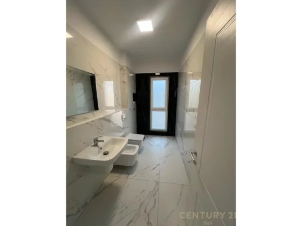 Tirane, jepet me qera zyre Kati 3, 170 m² 2.500 € (Rruga e Elbasanit)