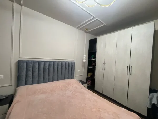 Tirane, jepet me qera apartament 1+1+Aneks+Ballkon Kati 10, 65 m² 750 € (komuna e parisit)