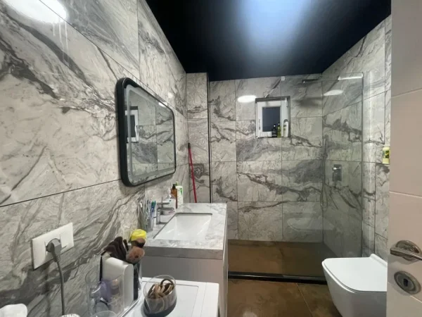 Tirane, jepet me qera apartament 1+1+Ballkon Kati 9, 65 m² 750 € (Komuna e Parisit)