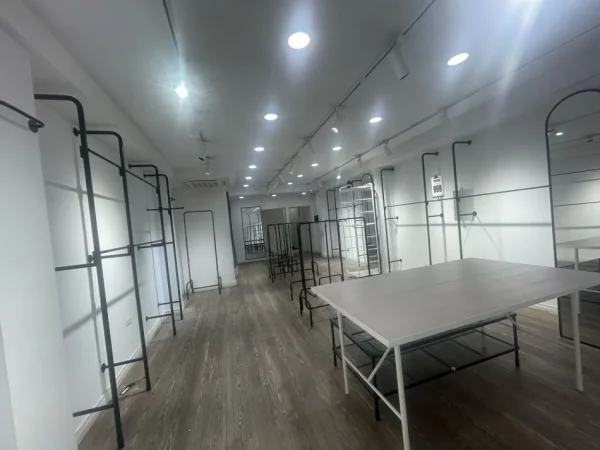 Tirane, jepet me qera dyqan Kati 0, 160 m² 5.500 € (Myslym Shyri)