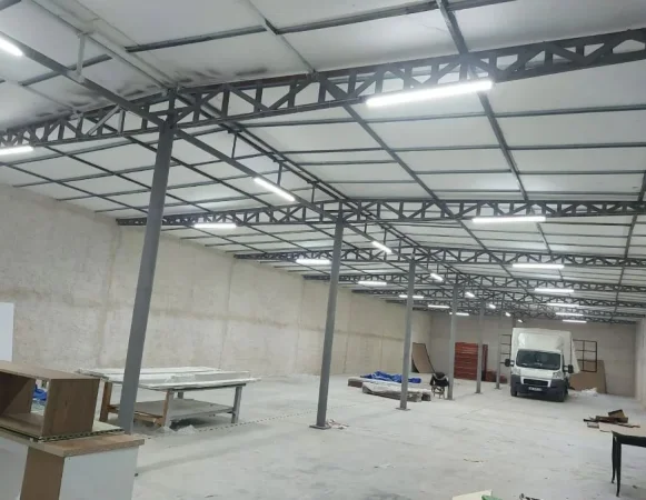 Tirane, jepet me qera magazine , 600 m² 1.300 € (Babrru)