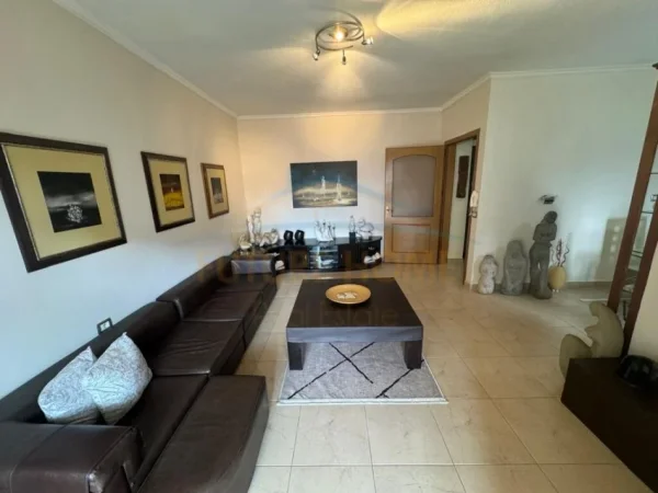 Korce, shitet apartament 2+1+Ballkon Kati 3, 96 m² 94.000 € (Pedonale, Korçë)