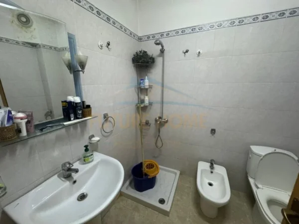 Korce, shitet apartament 2+1+Ballkon Kati 3, 96 m² 94.000 € (Pedonale, Korçë)
