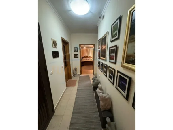 Korce, shitet apartament 2+1+Ballkon Kati 3, 96 m² 94.000 € (Pedonale, Korçë)