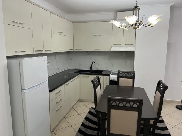Tirane, jepet me qera apartament 2+1+Aneks+Ballkon Kati 4, 86 m² 650 € (komuna e parisit)
