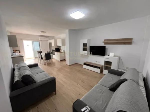 Tirane, jepet me qera apartament 2+1+Ballkon Kati 7, 90 m² 600 € (Laprake)