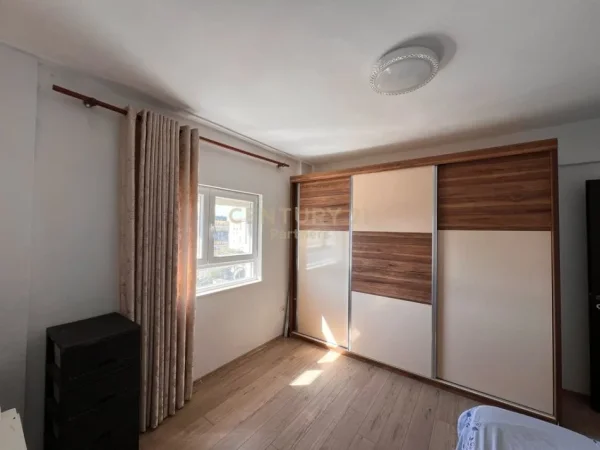 Tirane, jepet me qera apartament 2+1+Ballkon Kati 7, 90 m² 600 € (Laprake)