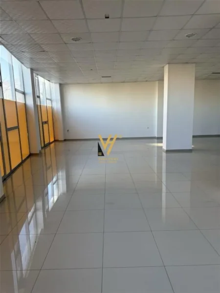 Tirane, jepet me qera ambjent biznesi Kati 2, 180 m² 700 € (PASKUQAN)