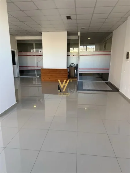 Tirane, jepet me qera ambjent biznesi Kati 2, 180 m² 700 € (PASKUQAN)