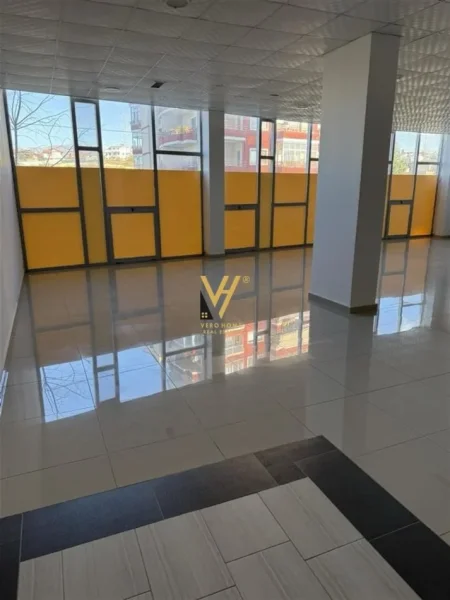 Tirane, jepet me qera ambjent biznesi Kati 2, 180 m² 700 € (PASKUQAN)