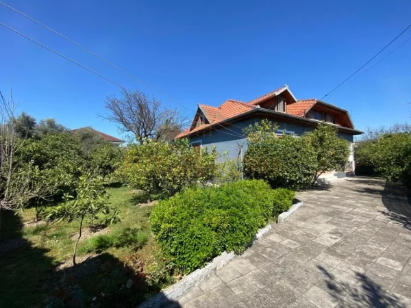 Tirane, shitet shtepi 1 Katshe Kati 0, 188 m² 250.000 € (Laknas)