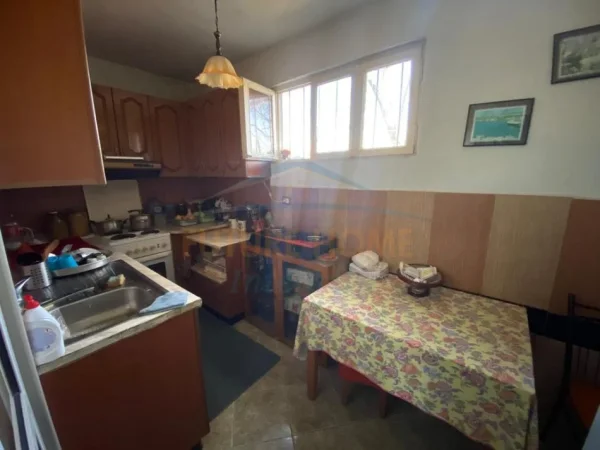 Tirane, shitet shtepi 1 Katshe Kati 0, 188 m² 250.000 € (Laknas)