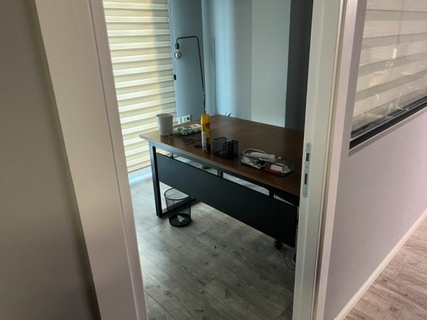 Tirane, jepet me qera apartament 3+1 Kati 4, 110 m² 1.700 €