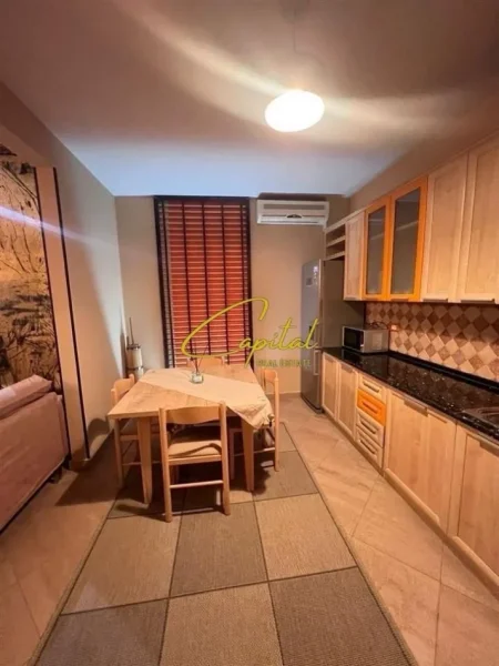 Tirane, jepet me qera apartament 3+1 Kati 5, 160 m² 1.100 € (ZOGU I ZI)