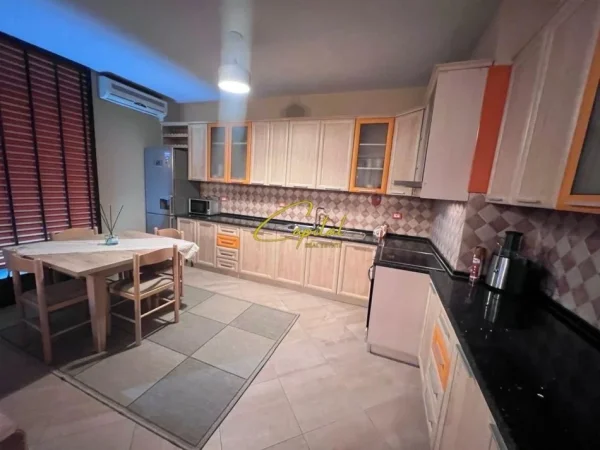 Tirane, jepet me qera apartament 3+1 Kati 5, 160 m² 1.100 € (ZOGU I ZI)