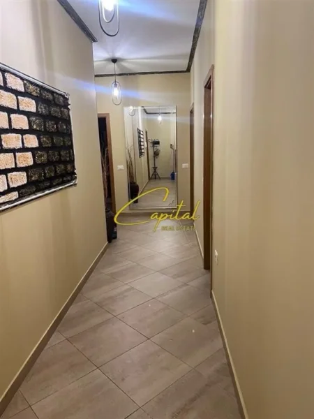 Tirane, jepet me qera apartament 3+1 Kati 5, 160 m² 1.100 € (ZOGU I ZI)