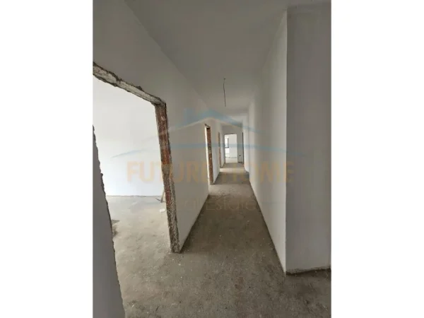 Shitet Apartament 4+3, Stacioni i Trenit , Tiranë.