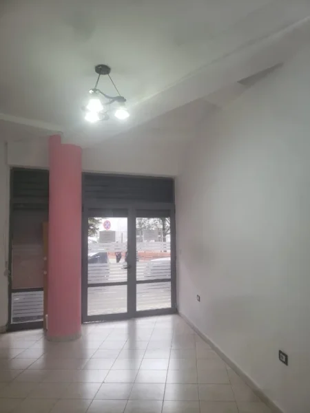 Tirane, jepet me qera dyqan Kati 1, 30 m² 250 € (Jepet me Qera Super Ambient Biznesi me Qera ne Brryl. )