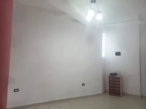 Tirane, jepet me qera dyqan Kati 1, 30 m² 250 € (Jepet me Qera Super Ambient Biznesi me Qera ne Brryl. )