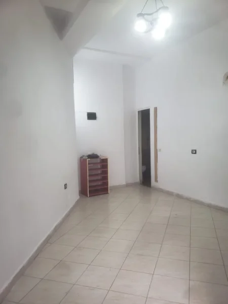 Tirane, jepet me qera dyqan Kati 1, 30 m² 250 € (Jepet me Qera Super Ambient Biznesi me Qera ne Brryl. )