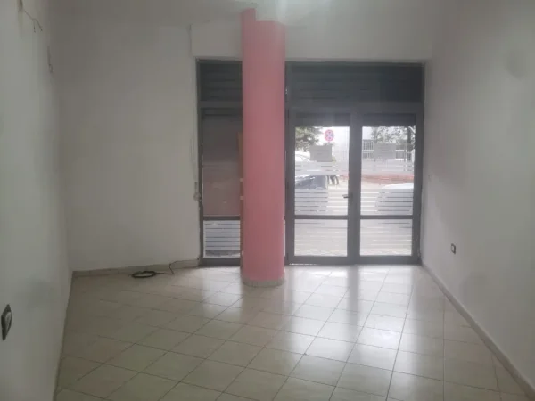 Tirane, jepet me qera dyqan Kati 1, 30 m² 250 € (Jepet me Qera Super Ambient Biznesi me Qera ne Brryl. )
