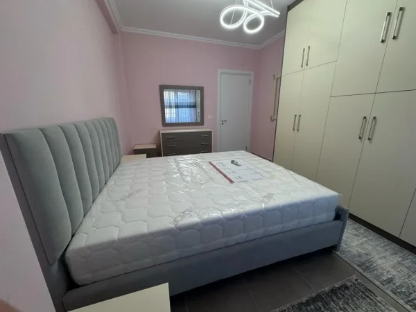 Tirane, jepet me qera apartament 2+1+Ballkon Kati 5, 110 m² 800 € (Bulevardi i Ri)