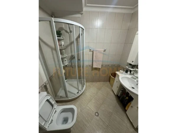 Shitet, Apartament 3+1+2, Komuna e Parisit, Tirane.