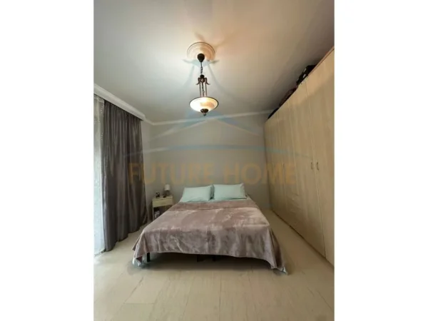 Shitet, Apartament 3+1+2, Komuna e Parisit, Tirane.