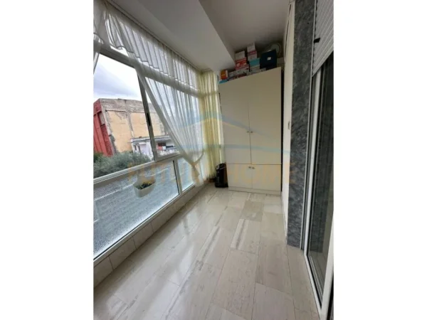 Shitet, Apartament 3+1+2, Komuna e Parisit, Tirane.