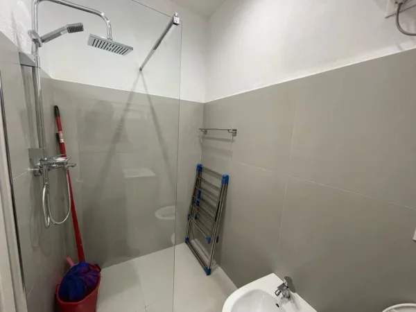 Tirane, jepet me qera apartament 1+1 , 69 m² 550 € (Unaza E Re)