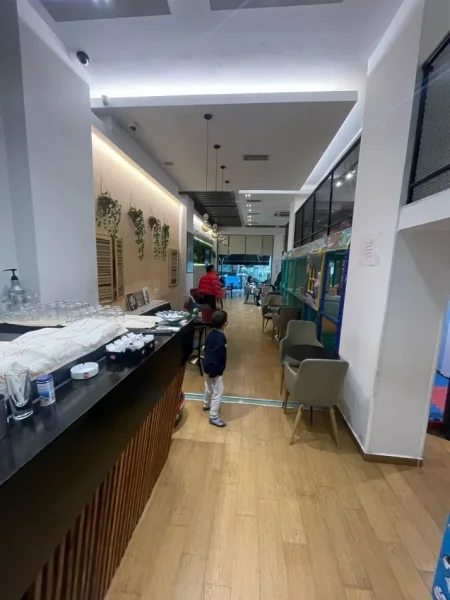 Tirane, jepet me qera lokal Kati 0, 110 m² 1.200 € (Sheshi Wilson)