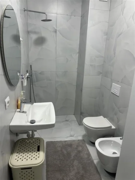 Tirane, jepet me qera apartament 1+1+Ballkon Kati 2, 45 m² 350 € (Ali demi , kompleksi kaimi)