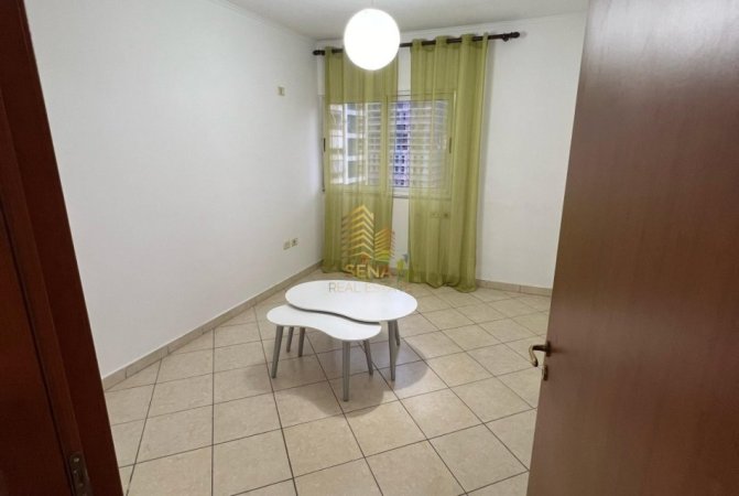 Tirane, jepet me qera apartament 2+1+Ballkon Kati 4, 85 m² 680 € (Rruga Bilal Golemi)