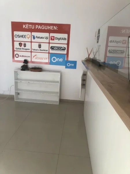 Tirane, jepet me qera dyqan Kati 0, 26 m² 300 € (SELITE)