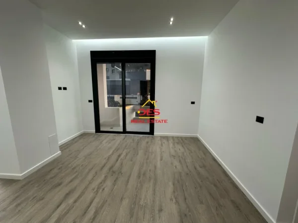 Vlore, shitet apartament 1+1+Ballkon Kati 1, 70 m² 240.000 € (Rruga Murat Tërbaçi)