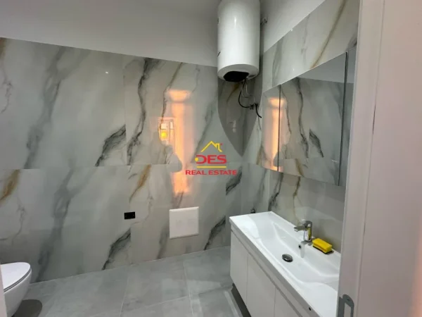 Vlore, shitet apartament 1+1+Ballkon Kati 1, 70 m² 240.000 € (Rruga Murat Tërbaçi)