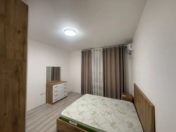 Tirane, jepet me qera apartament 1+1+Ballkon Kati 9, 75 m² 430 € (Yzberisht tek Grand Galery)