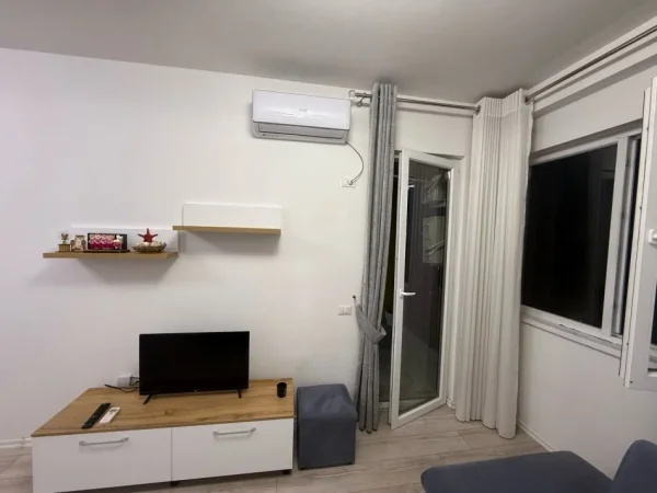 Tirane, jepet me qera apartament 1+1+Ballkon Kati 9, 75 m² 430 € (Yzberisht tek Grand Galery)