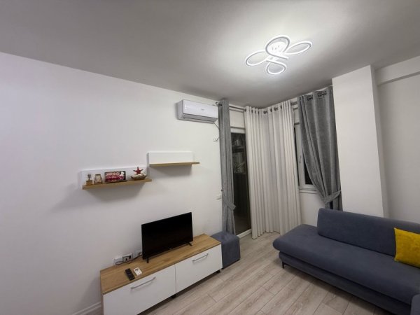 Tirane, jepet me qera apartament 1+1+Ballkon Kati 9, 75 m² 430 € (Yzberisht tek Grand Galery)