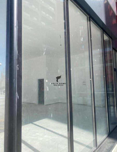 Tirane, jepet me qera dyqan Kati 0, 55 m² 1.000 € (ISH EKSPOZITA)