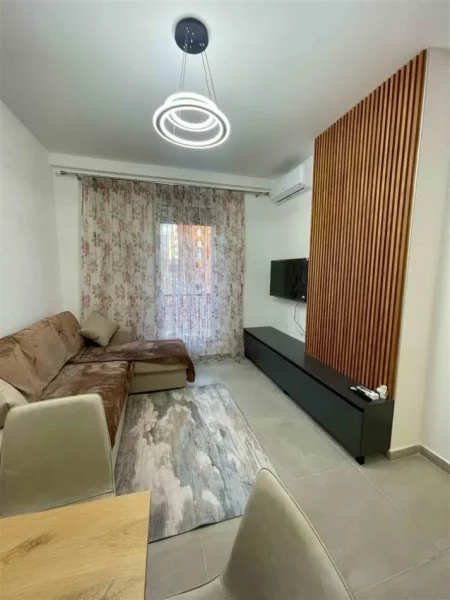 Tirane, jepet me qera apartament 1+1+Ballkon Kati 3, 58 m² 650 € (shkolla e kuqe)