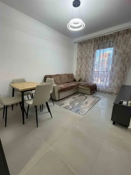 Tirane, jepet me qera apartament 1+1+Ballkon Kati 3, 58 m² 650 € (shkolla e kuqe)