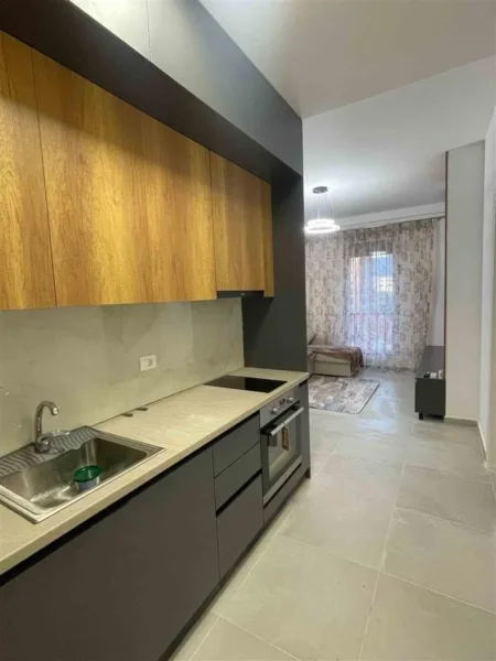 Tirane, jepet me qera apartament 1+1+Ballkon Kati 3, 58 m² 650 € (shkolla e kuqe)