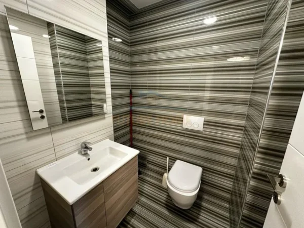 Tirane, jepet me qera apartament 2+1+Ballkon Kati 8, 133 m² 1.500 € (Qender)
