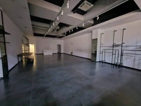 Tirane, jepet me qera ambjent biznesi Kati 2, 156 m² 1.800 € (casa italia)