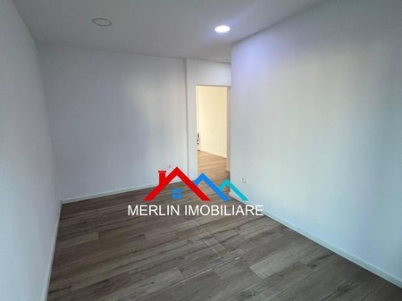 Tirane, jepet me qera ambjent biznesi Kati 2, 175 m² 2.300 € (Rruga e Elbasanit)